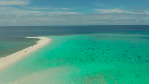 Zandstrand eiland op een koraalrif, bovenaanzicht. — Stockvideo