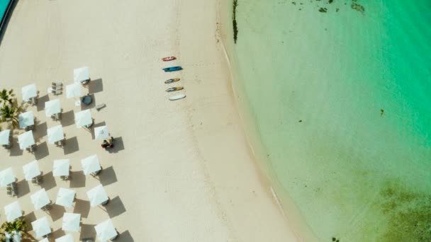 白いビーチのビーチパラソルとデッキチェア. — ストック動画