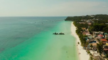 Boracay adasında evler ve sokaklar, Filipinler, üst görünümü.