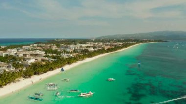 Tekneler ve turistik plaj ile güzel lagün. Boracay adasında beyaz plaj, üst görünümü.