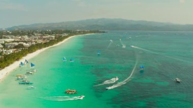Tekneler ve turistik plaj ile güzel lagün. Boracay adasında beyaz plaj, üst görünümü.