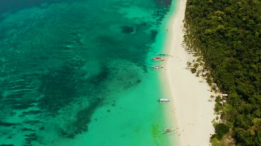Puka Shell Plajı. Beyaz kumlu geniş tropikal plaj. Boracay adasında güzel beyaz plaj ve masmavi su, Filipinler, üst görünümü.
