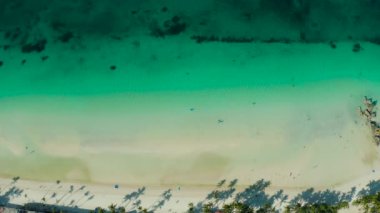 Turkuaz su, havadan manzaralı beyaz kum plaj ve lagün. Boracay adası Grotto, Willys Kaya.