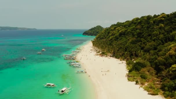 Praia tropical e lagoa azul. — Vídeo de Stock