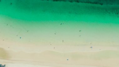 Tropik plaj ve açık mavi deniz