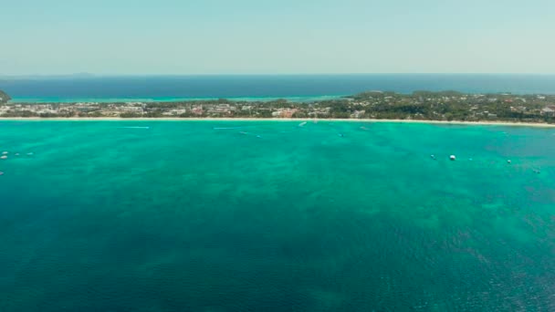 Sulu Denizi, Boracay adasının görünümü, Filipinler. Deniz manzarası, mavi deniz ve büyük bir yoğun nüfuslu ada, havadan görünümü. — Stok video