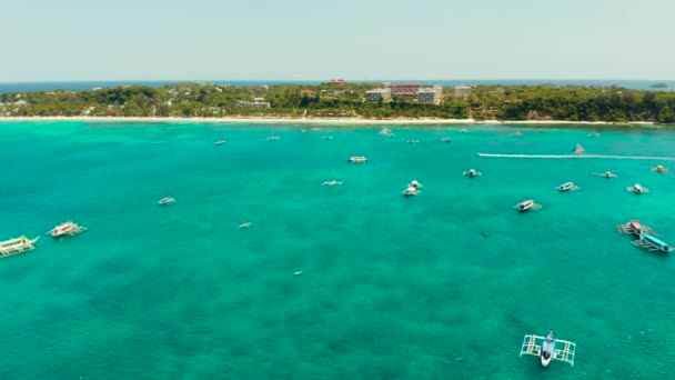 Mnoho turistických člunů nedaleko ostrova Boracay. Slunečno na Filipínách za slunečného počasí, pohled shora. — Stock video