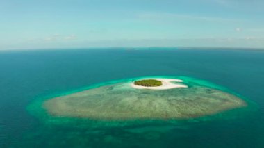 Kumlu bir tropik ada. Balabac, Palawan, Filipinler.