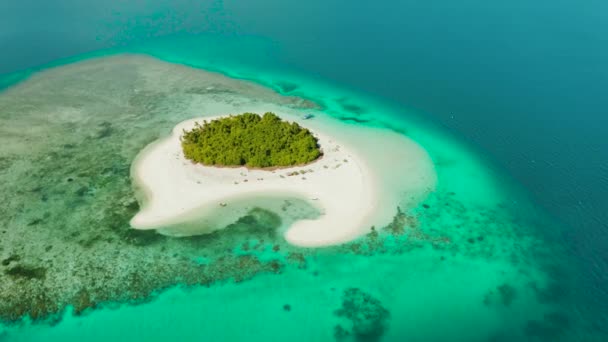 Ilha Patawan. Pequena ilha tropical com praia de areia branca. Bela ilha no atol, vista de cima . — Vídeo de Stock