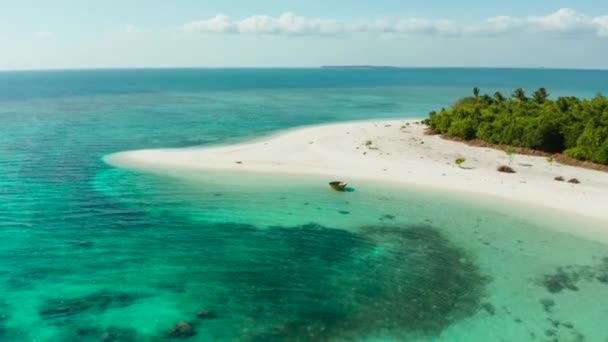 Isla tropical con playa de arena. Balabac, Palawan, Filipinas. — Vídeos de Stock