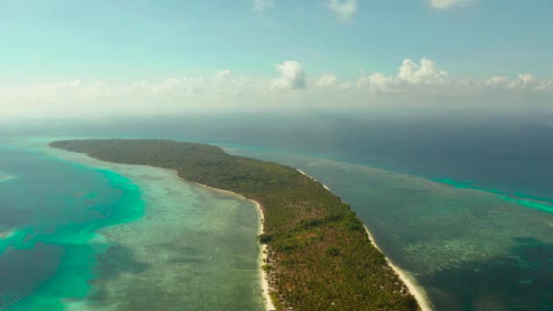 Ön canabungan med sandstrand. Tropisk ö med vit strand på stora atollen, utsikt över flygplatsen. — Stockvideo