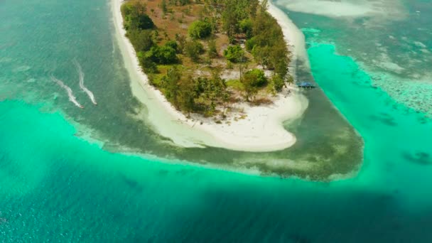 Ilha tropical com praia de areia. Balabac, Palawan, Filipinas. — Vídeo de Stock