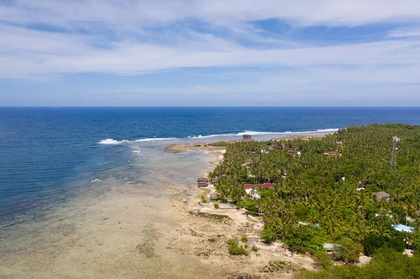Pobřeží ostrova Siargao, Filipíny. Krajina s tropickým ostrovem za slunečného počasí. — Stock fotografie