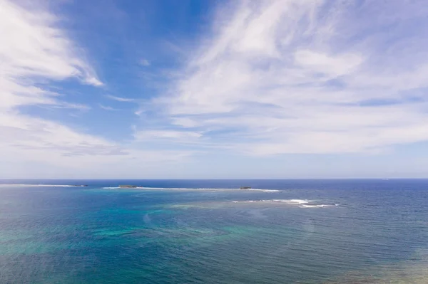 Seascape com pequenas ilhas à distância . — Fotografia de Stock