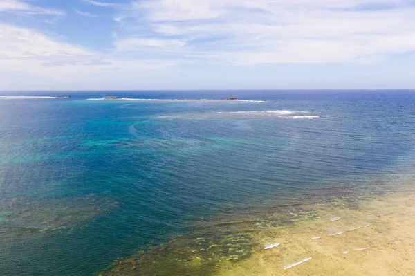 Seascape com pequenas ilhas à distância . — Fotografia de Stock