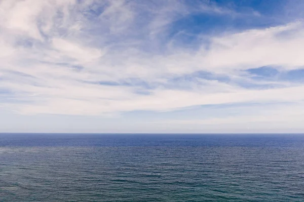 Seascape efter dag. Lugnt hav och himmel med moln. — Stockfoto