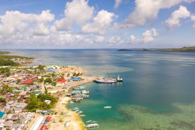 Dapa, Filipinler kentinde deniz limanı. Balıkçı köyü ve gemileri, yukarıdan görünümü.