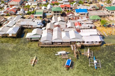 Dapa şehri, Siargao, Filipinler. Ayaklıklar üzerinde Evler, balıkçı köyü üst görünümü.