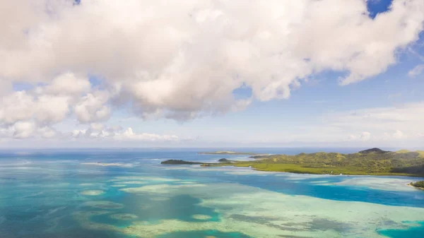 Bucas Grande Island, Filipinas. Hermosas lagunas con atolones e islas, vista desde arriba . —  Fotos de Stock