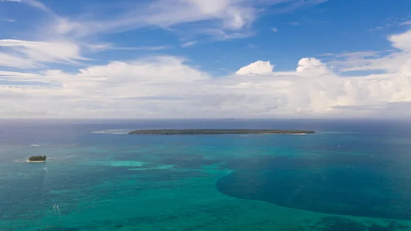 美しい海景。ラグーンと島々の海、大きな雲の青い空. — ストック写真