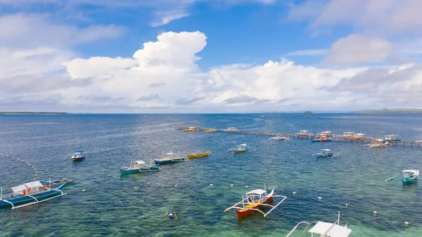 Seascape with boats and clouds. Many tourist boats in the bay during the day. Siargao, Philippines. — Stock Photo, Image