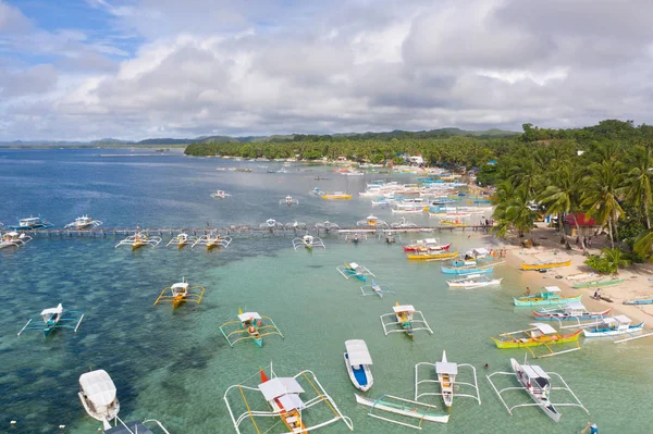Siargao adası nın kıyısındaki Genel Luna şehri. Teknelerle marina. Teknelerle deniz manzarası.