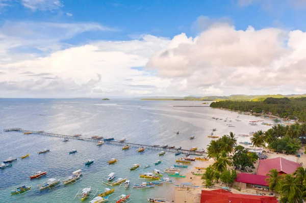 City General Luna on the coast of Siargao island. Marina with boats. Sea landscape with boats. — Stock Photo, Image