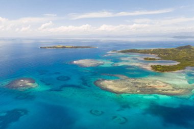 Bucas Grande Adası, Filipinler. Mercan adaları ve adalar ile güzel lagünler, yukarıdan görünümü.