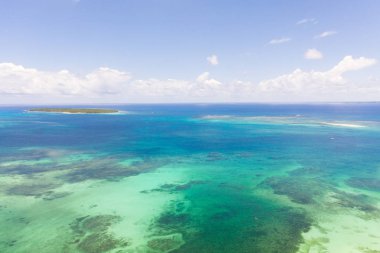 Atolls ve adalar ile güzel lagünler, yukarıdan görünümü. Bucas Grande Island, Filipinler.