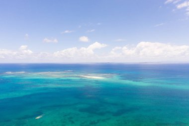 Atolls ve adalar ile güzel lagünler, yukarıdan görünümü. Bucas Grande Island, Filipinler.