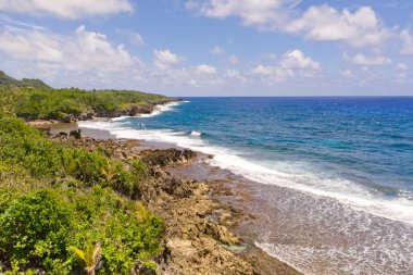 Tropik bir adanın kayalık sahili. Siargao, Filipinler. Güneşli havalarda deniz manzarası.
