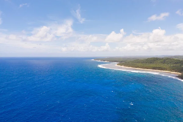 The rocky coast of a tropical island. Siargao, Philippines. Seascape in sunny weather. — Stock Photo, Image