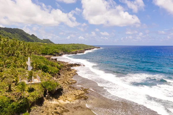 Skaliste wybrzeże tropikalnej wyspy. Siargao, Filipiny. Seascape w słoneczne dni. — Zdjęcie stockowe