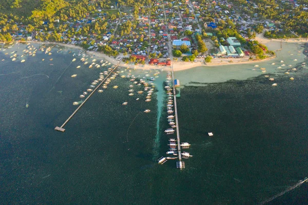Siargao adası nın kıyısındaki Genel Luna şehri. Tekneli Marina. — Stok fotoğraf