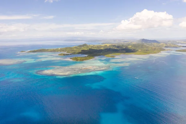 Bucas Grande Island, Filippine. Belle lagune con atolli e isole, vista dall'alto . — Foto Stock