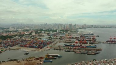Liman Manila, Filipinler. Kargo vinçleri ile deniz limanı. Uzaklıkta yoksul bölgelere ve iş merkezine sahip Cityscape, yukarıdan görünümü.