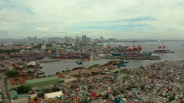 Λιμάνι στη Μανίλα, Φιλιππίνες. Θαλάσσιο λιμάνι με γερανοί φορτίου. Αστικό τοπίο με φτωχές περιοχές και επιχειρηματικό κέντρο σε απόσταση, θέα από πάνω. — Αρχείο Βίντεο