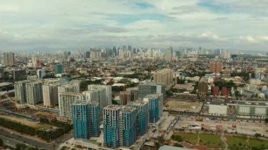 Manila yüksek modern evlerin inşaatı. Manila şehri, Filipinler'in başkenti. Sabahmodern metropol, üst görünümü.