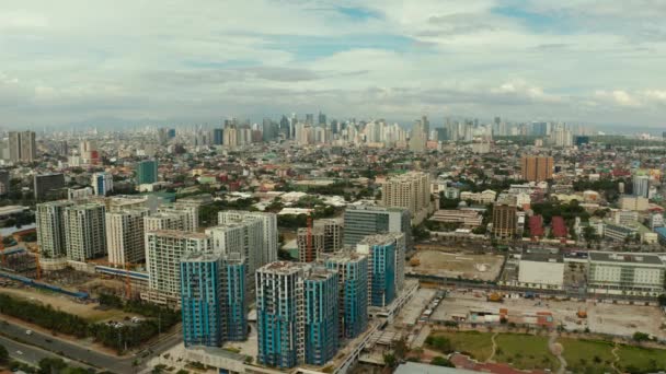 Byggandet av höga moderna hus i Manila. Staden Manila, huvudstaden i Filippinerna. Modern Metropol på morgonen, uppifrån. — Stockvideo