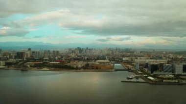 Manila şehir sabah, yukarıdan görünümü. Büyük bir liman şehrinin panoraması. Modern binalar ve gökdelenler ile şehir. Asya metropol.