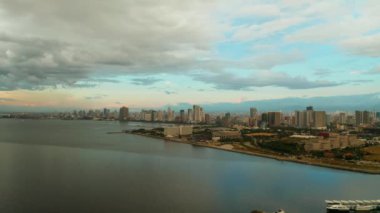 Manila şehir sabah, yukarıdan görünümü. Büyük bir liman şehrinin panoraması. Modern binalar ve gökdelenler ile şehir. Asya metropol.