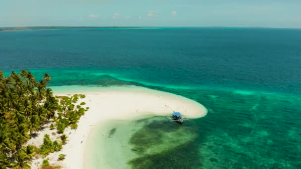 Isla tropical con playa de arena. Balabac, Palawan, Filipinas. — Vídeo de stock