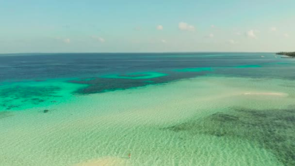 Sandbar σε κοραλλιογενή ύφαλο. Ατόλη με ένα μικρό αμμώδες νησί. — Αρχείο Βίντεο