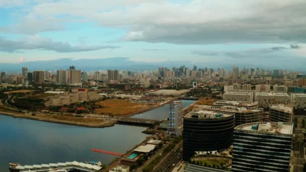 Manila város felhőkarcolók, Fülöp-szigetek légi kilátás. — Stock videók