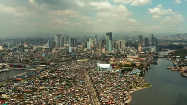 Şehir manzarası Manila. Şehirde yerleşim alanları ve iş merkezi, üst görünümü. Büyük liman kenti. — Stok video