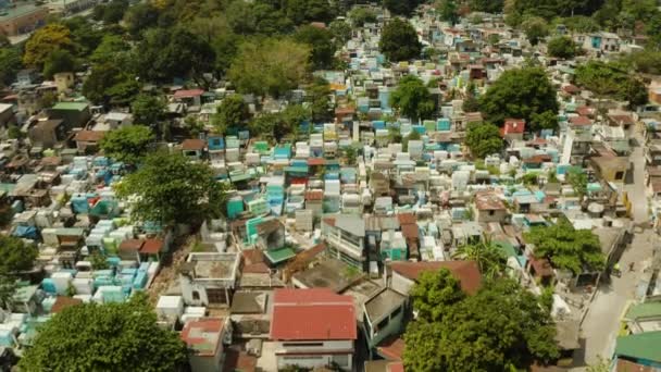 마닐라의 도시 묘지, 위에서 볼 수 있습니다. 주거 용 건물오래된 묘지. 화창한 날씨의 마닐라 시. — 비디오