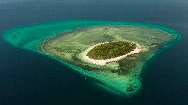 Mantigue Adası, Filipinler.Beyaz kumlu plajile küçük yuvarlak ada.