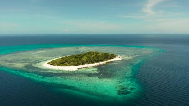 Остров Мантиг, Филиппины. Атолл с тропическим островом. Круглый остров с белым пляжем и тропическими деревьями . — стоковое видео