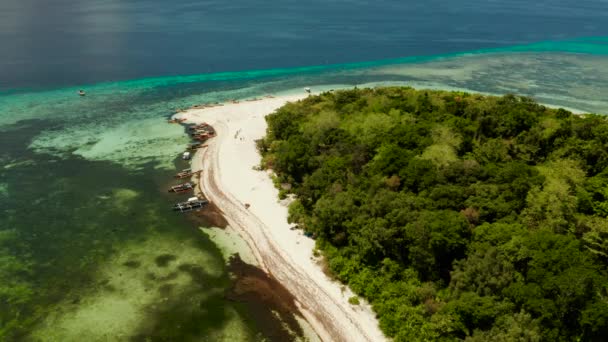 Ilha de Mantigue, Filipinas. Pequena ilha redonda com uma praia de areia branca . — Vídeo de Stock