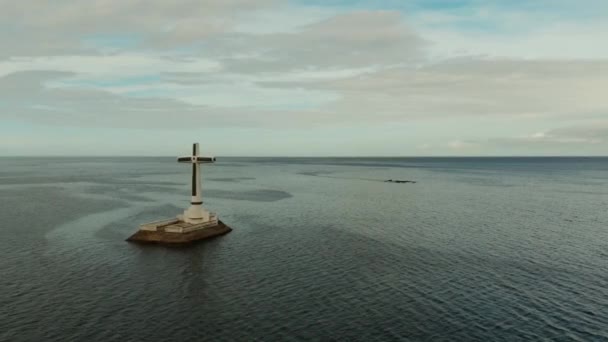 Katolska korset i en översvämmad kyrkogård i havet nära ön Camiguin. — Stockvideo